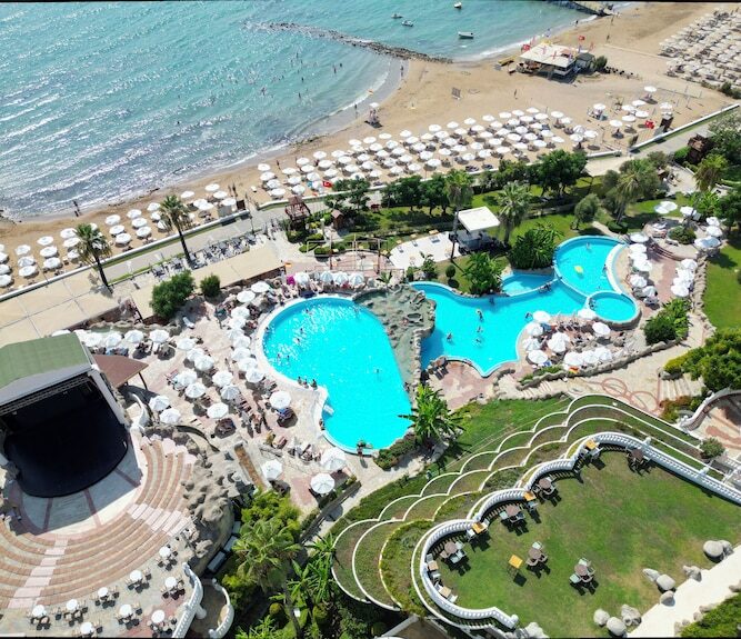 Luftaufnahme der Poollandschaft des Sunrise Queen in Side