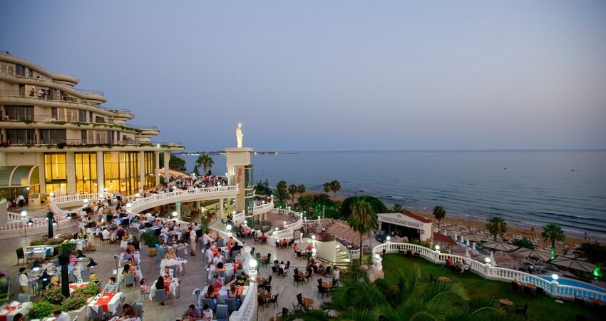 Akşam gösterileri ve eğlence konusunda Sunrise Queen Side'dan bir kare — antalya havalimanından side ulaşım