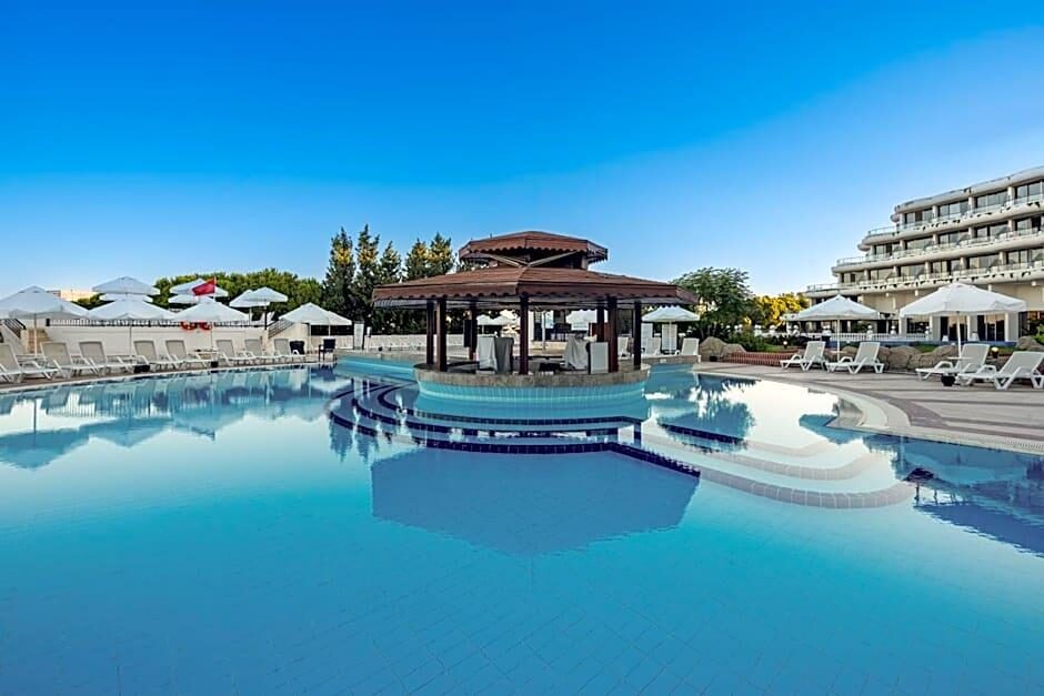 Açık havuz peyzajı konusunda Sunrise Queen Side'dan bir kare — çocuklu ailelere side otelleri
