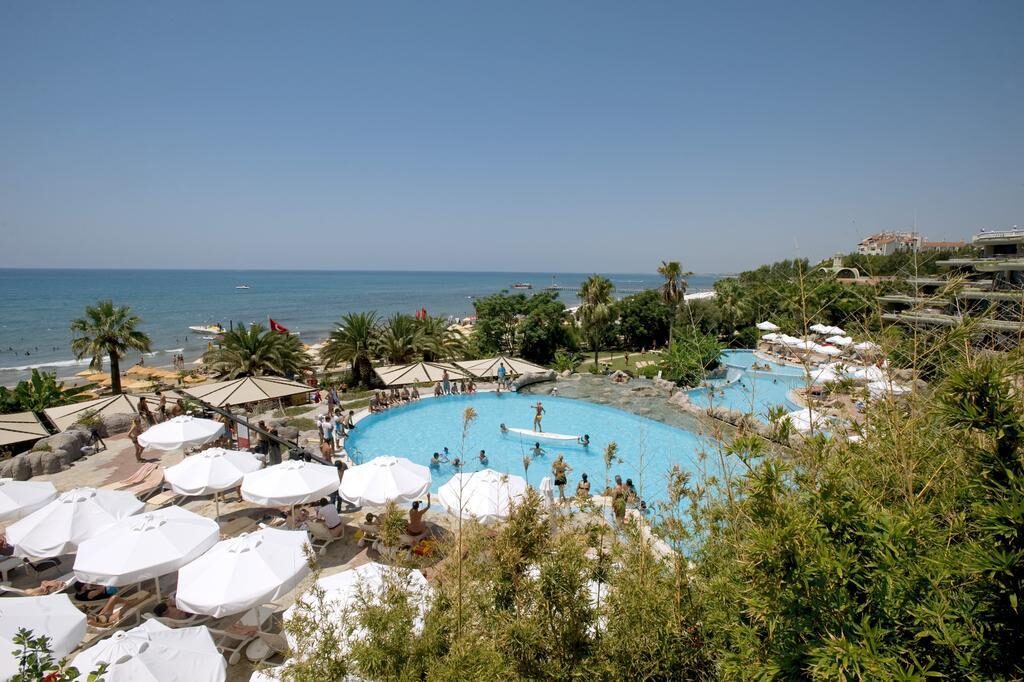 Sunrise Queen Luxury Resort & Spa — Açık havuz peyzajı — side antik tiyatro